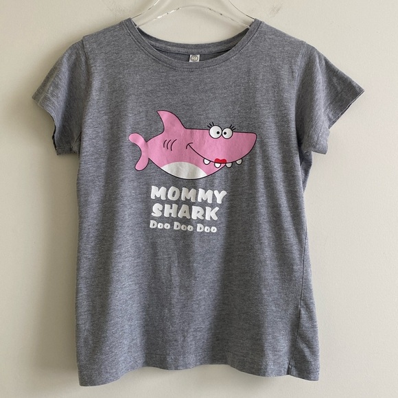 Live and Tell Ladies’ Custom ‘Mommy Shark’ Short Sleeve Tee - Picture 1 of 11